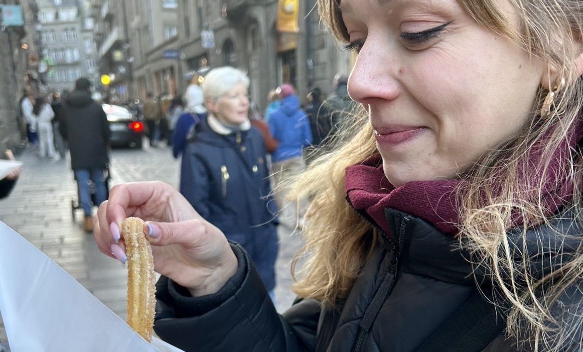 Ni français, ni breton, malouin suis ! photo de moi mangeant un churros dans une rue pavé de Saint-Malo